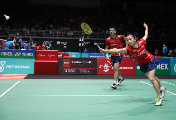 羽毛球發(fā)球姿勢(shì)教學(xué):高遠(yuǎn)球與短球的發(fā)力要點(diǎn)