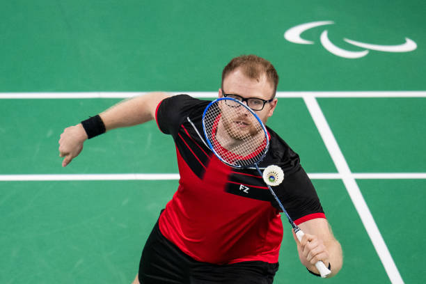 羽毛球單打邊界線解析：到底應(yīng)該看內(nèi)線還是外線？