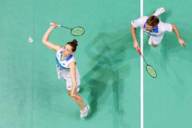 小學(xué)生羽毛球基本功訓(xùn)練：握拍、步法與揮拍技巧