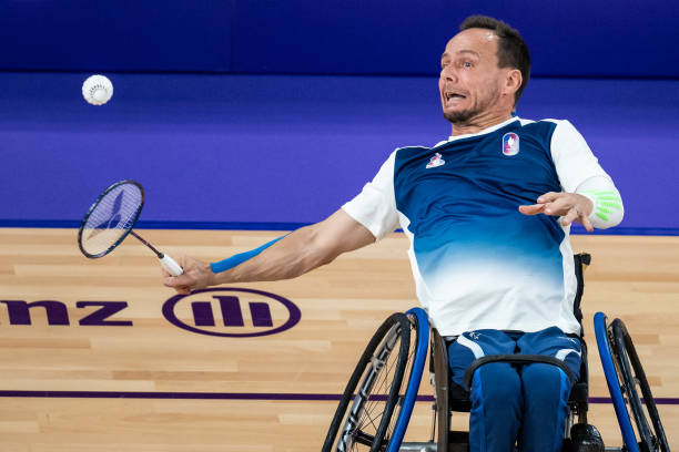 羽毛球場(chǎng)地分界線詳解:?jiǎn)未蚺c雙打的區(qū)別