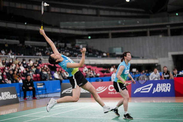 從邊線角度分析羽毛球單打比賽中的攻防策略