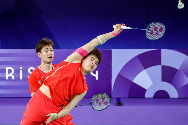 用文字還原羽毛球?qū)Υ颍宏P(guān)鍵動作與細(xì)節(jié)描寫方法