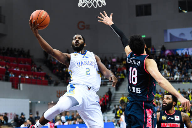 籃球基礎(chǔ)腳步訓(xùn)練:提升移動效率與防守能力