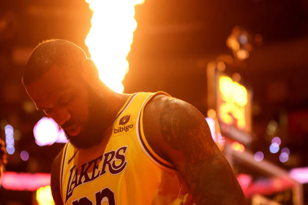 二次運(yùn)球與走步的區(qū)別:籃球規(guī)則解析