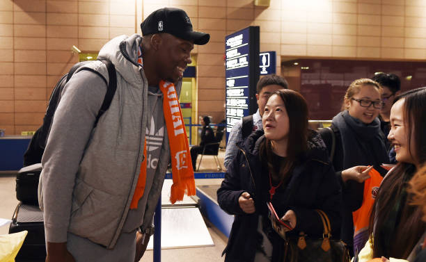 卡梅隆的深海之旅:探索地球最深點的科學意義