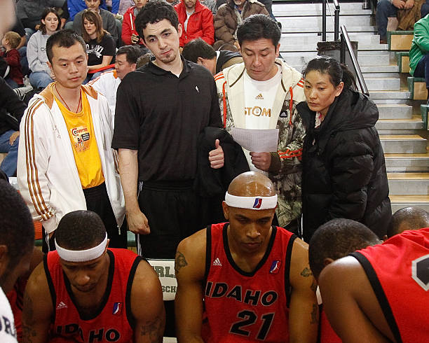 籃球規(guī)則全解圖:如何避免常見(jiàn)犯規(guī)并提升比賽表現(xiàn)