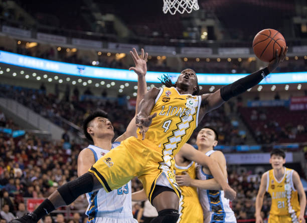 籃球技巧教學(xué):如何正確執(zhí)行停球砸人運球動作