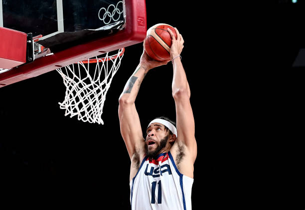 如何避免攜帶球違例?球員技巧與規(guī)則解讀