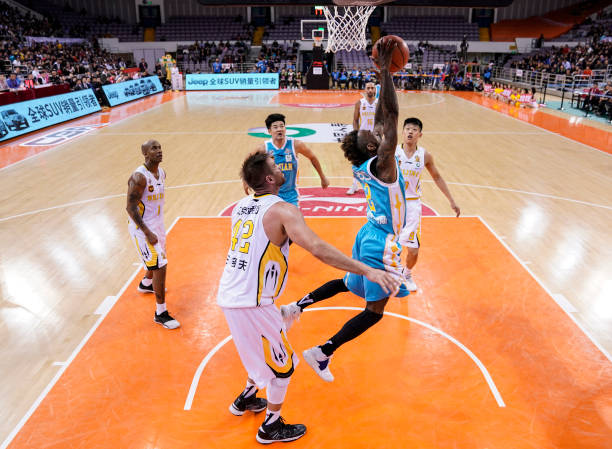 籃球二次運(yùn)球規(guī)則詳解:定義與常見類型