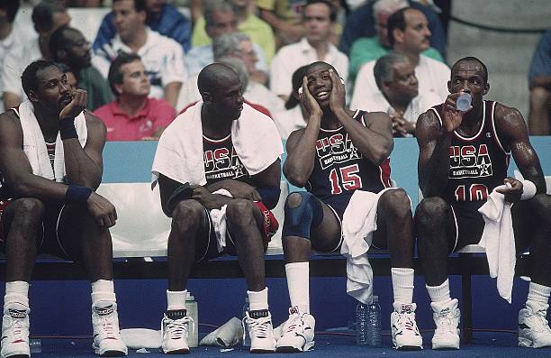 籃球基礎(chǔ)戰(zhàn)術(shù):簡單進(jìn)攻配合與跑位