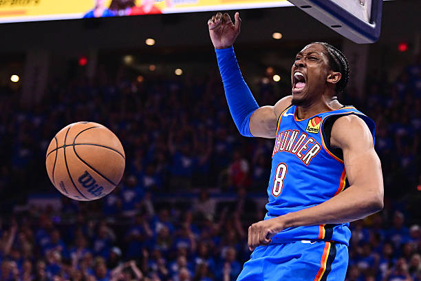 籃球場(chǎng)上驚艷瞬間:美女秀運(yùn)球過(guò)人技巧