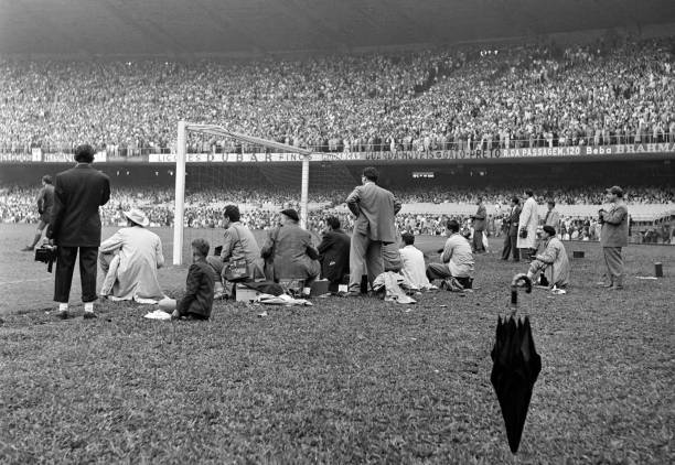 為什么邊線球必須用手?jǐn)S？足球規(guī)則的歷史與原因