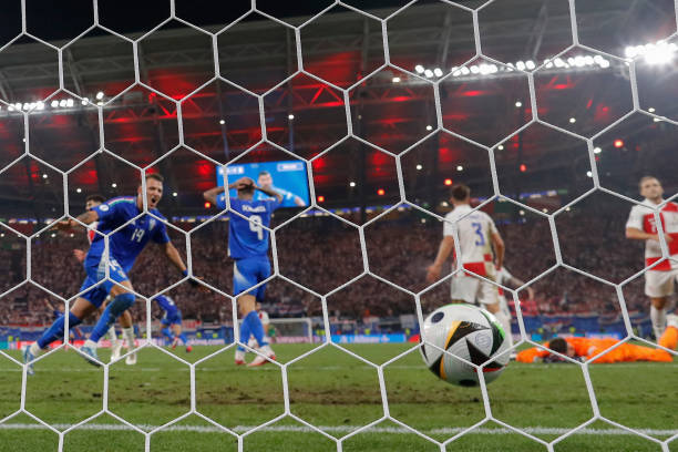 世界頂級(jí)球星停球技巧全收錄:大師級(jí)腳感一網(wǎng)打盡