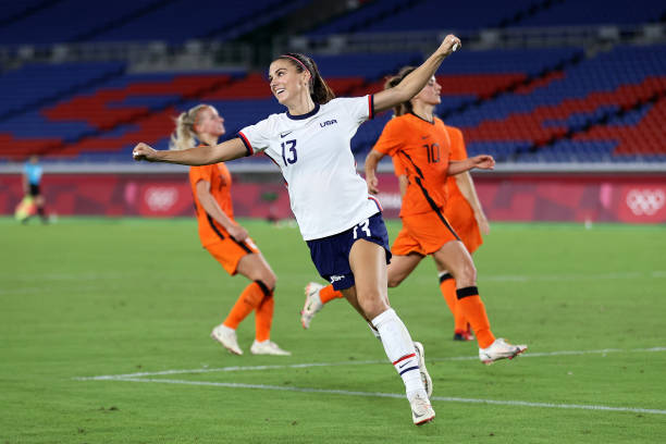 C羅進球后的狂歡時刻:隊友互動與球迷致敬全記錄