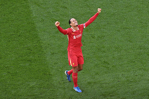 實(shí)況足球防守意識(shí)與搶斷技術(shù)，哪個(gè)對(duì)防守更重要？