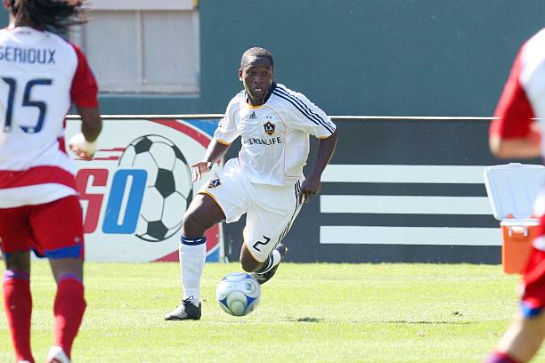 羅馬里奧身高之謎：為何他的矮個(gè)子成為他的優(yōu)勢(shì)？