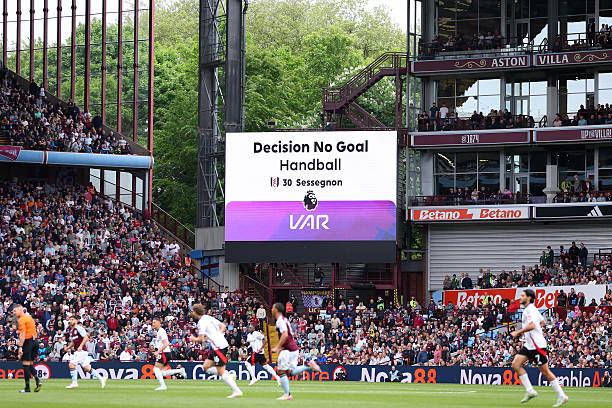 為什么說卡洛斯的任意球改變了足球運動？