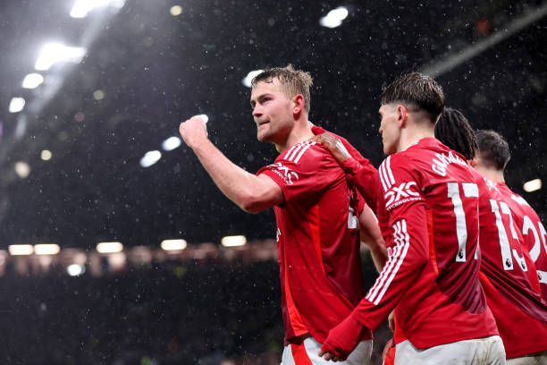 足球規(guī)則冷知識：邊裁的旗語如何決定界外球歸屬？