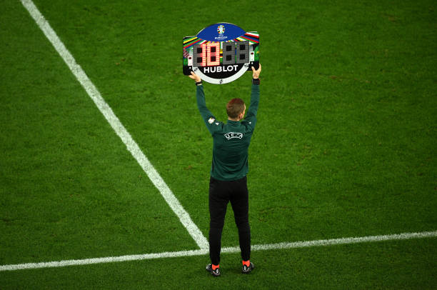 從替補(bǔ)到核心:C羅歷屆歐洲杯決賽出場(chǎng)時(shí)間演變史