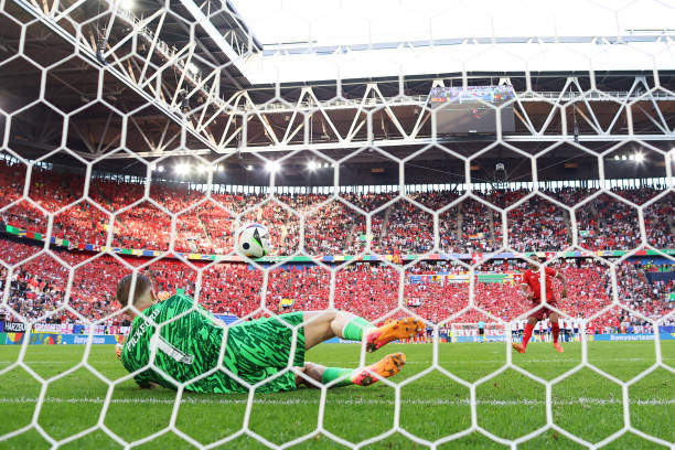 巨人之舞:剖析耶里·米納的空中統(tǒng)治力和防守技巧