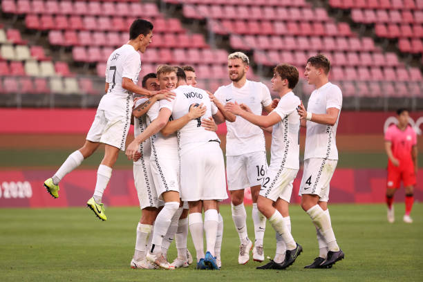 間接任意球直接射門時(shí)，防守球員觸球是否構(gòu)成犯規(guī)？