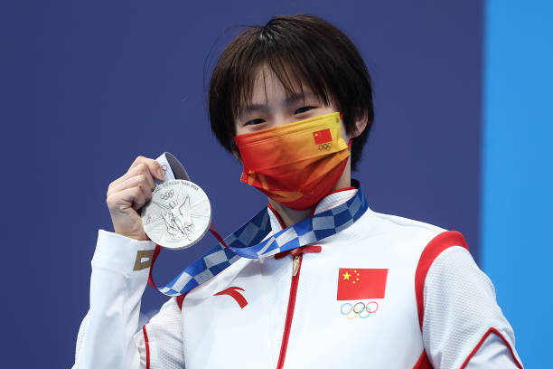 高清對比圖:陳若琳賽場內(nèi)外形象大不同