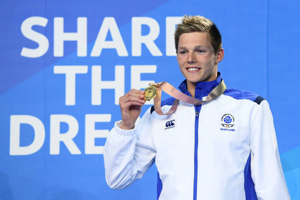 親子游泳時(shí)光:家長(zhǎng)與孩子在泳池的溫馨互動(dòng)