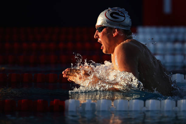 游泳鍛煉中如何預(yù)防腰椎損傷:實用建議與技巧