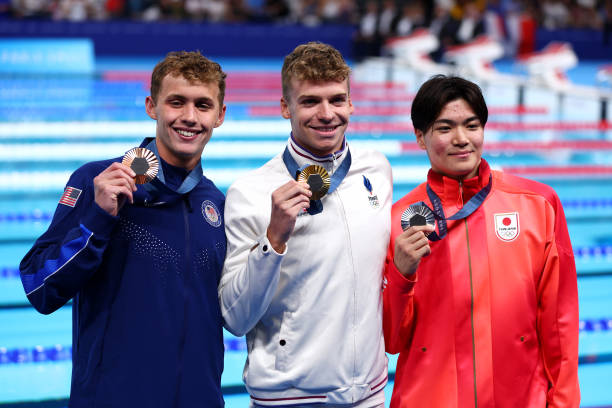 泳池邊的青春:校園游泳部少男少女們的熱血與成長(zhǎng)故事