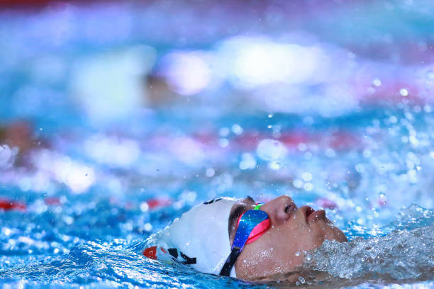 自由泳動作描寫的關鍵元素：水花、肌肉與呼吸