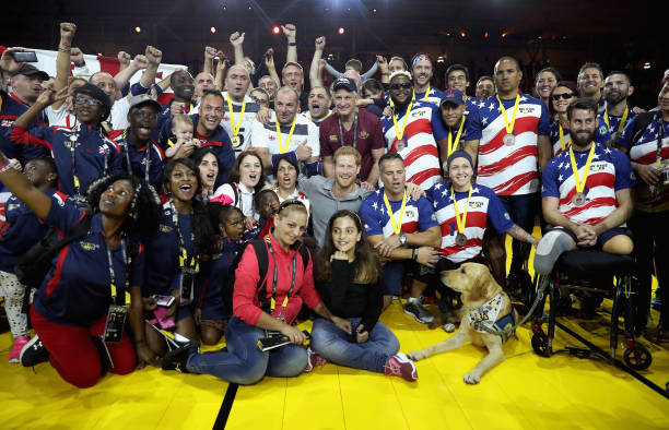 （采用對比形式，突出兩種主流排球形式的差異）