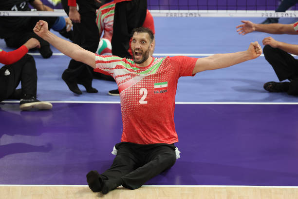 排球比賽中如何判定持球或連擊?